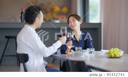 ラグジュアリーな乾杯イメージ 95352741