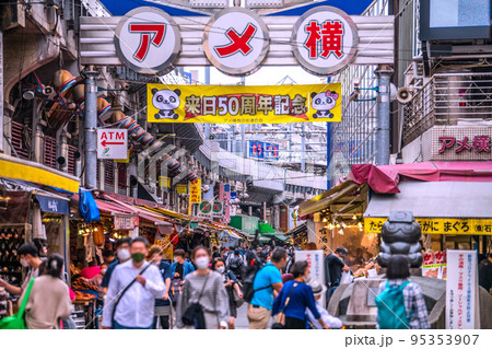 日本の東京都市景観 入国制限撤廃、訪日外国人旅行者も増加。賑わう上野・アメ横＝10月16日（日）、朝 95353907