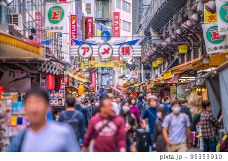日本の東京都市景観 入国制限撤廃、訪日外国人旅行者も増加。賑わう上野・アメ横=10月16日(日)、朝 日本の東京都市景観 入国制限撤廃、訪日外国人旅行者も増加。賑わう上野・アメ横=10月16日(日)、朝 95353910