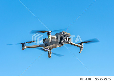ドローンと青空 95353975