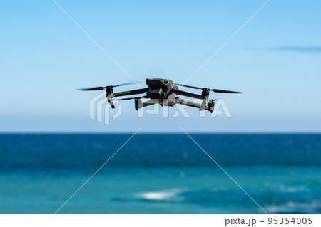 海岸を飛行するドローン 95354005