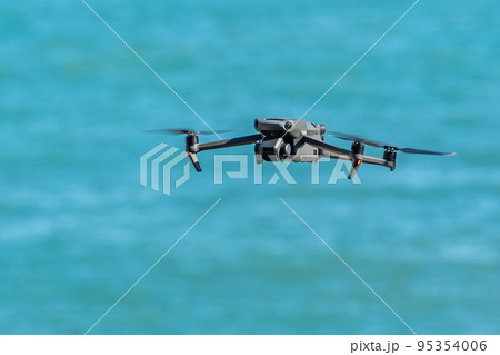 海岸を飛行するドローン 95354006