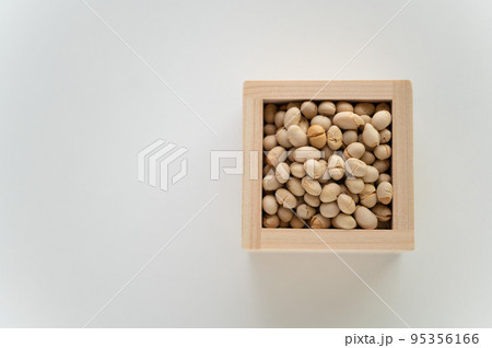 節分に欠かせない大豆 95356166