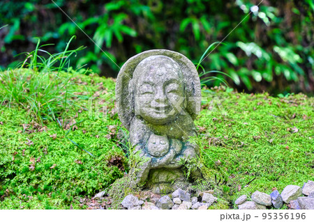 京都、大原三千院のわらべ地蔵 95356196
