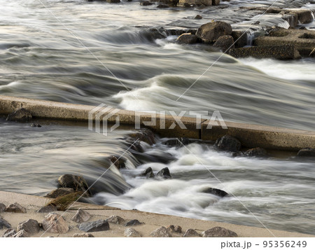 自浄作用を利用した河川の自然浄化施設 95356249