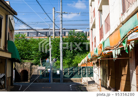 【東海道本線】路地裏を通過する特急列車 【東海道本線】路地裏を通過する特急列車 95356280