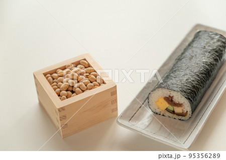 節分に欠かせない豆と恵方巻き 95356289