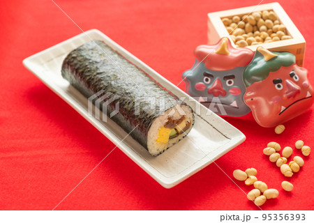 節分に欠かせない恵方巻きと豆 95356393