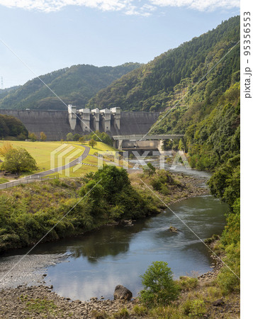 秋の日吉ダムとスプリングパークの風景 95356553