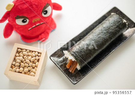 節分恵方巻きと豆 95356557