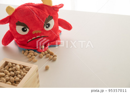 節分赤鬼と豆 節分赤鬼と豆 95357011