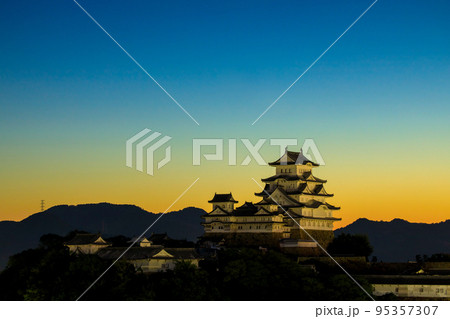 夜明け前の国宝姫路城 95357307