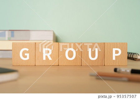 GROUPと書かれたブロックが置かれたデスク GROUPと書かれたブロックが置かれたデスク 95357507