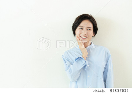 歯のきれいな女性のポートレート 95357635