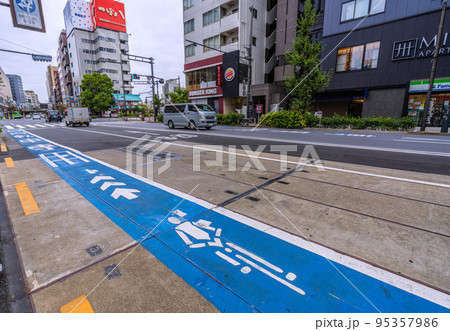 日本の東京都市景観 銀座線浅草駅横の自転車専用レーン。奥は東武・浅草駅や吾妻橋交差点＝10月16日 95357986