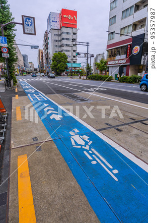日本の東京都市景観 銀座線浅草駅横の自転車専用レーン。奥は東武・浅草駅や吾妻橋交差点=10月16日 日本の東京都市景観 銀座線浅草駅横の自転車専用レーン。奥は東武・浅草駅や吾妻橋交差点=10月16日 95357987