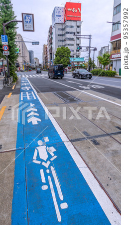 日本の東京都市景観 銀座線浅草駅横の自転車専用レーン。奥は東武・浅草駅や吾妻橋交差点=10月16日 日本の東京都市景観 銀座線浅草駅横の自転車専用レーン。奥は東武・浅草駅や吾妻橋交差点=10月16日 95357992