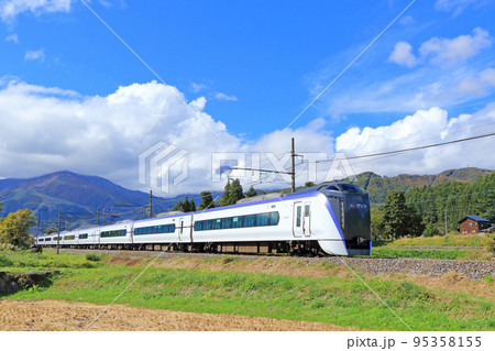 秋の白馬山麓を行く特急あずさ 95358155