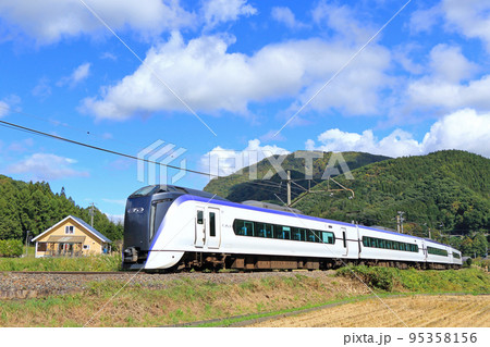 秋の白馬山麓を行く特急あずさ 秋の白馬山麓を行く特急あずさ 95358156