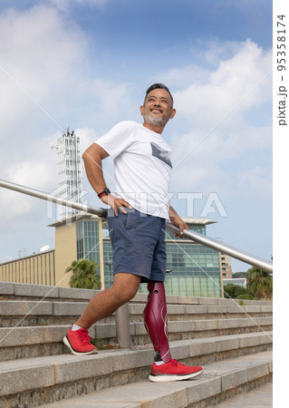 障がい者　公園の階段を歩く義足の男性 95358174