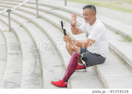 障がい者 義足の男性 SNSライブ配信 障がい者 義足の男性 SNSライブ配信 95358326