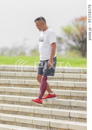 障がい者　公園の階段を歩く義足の男性 95358376