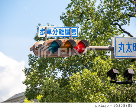 「歩車分離信号」標示板のある信号機。(京都市内) 「歩車分離信号」標示板のある信号機。(京都市内) 95358389