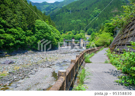 荒川上流　大滝発電所取水口　道の駅大滝温泉付近　新緑の風景 95358830