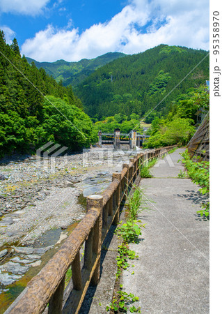 荒川上流　大滝発電所取水口　道の駅大滝温泉付近　新緑の風景 95358970