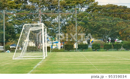 サッカーゴールを横から見た写真 95359034