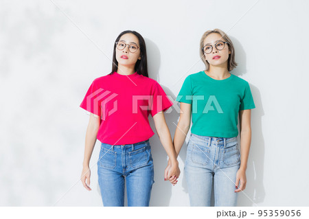 カラフルTシャツのツインズ 95359056