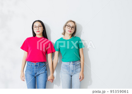 カラフルTシャツのツインズ 95359061