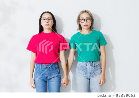 カラフルTシャツのツインズ 95359063