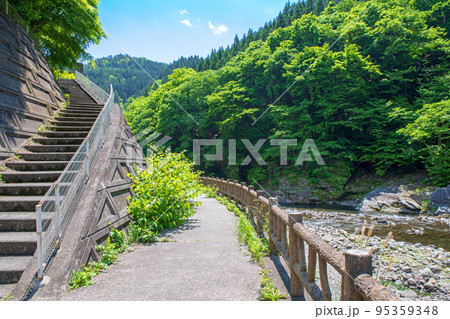 荒川上流　道の駅大滝温泉付近　遊歩道　新緑の風景 95359348