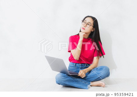 女性　めがね　パソコン 95359421