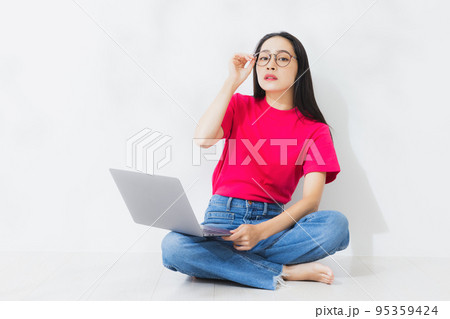 女性　めがね　パソコン 95359424