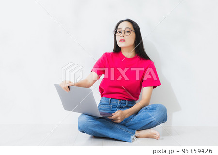 女性　めがね　パソコン 95359426