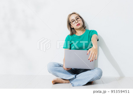 女性 パソコン 女性 パソコン 95359451