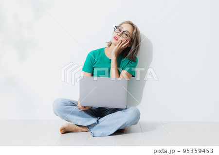 女性 パソコン 女性 パソコン 95359453