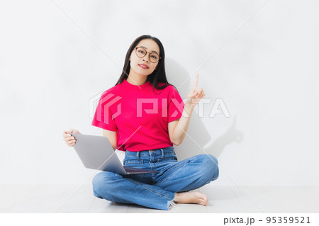 パソコン　女性　 95359521