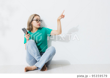 スマホ　女性 95359579