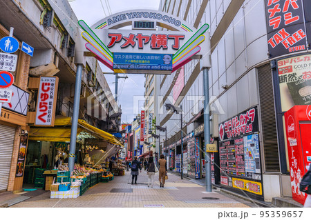 日本の東京都市景観 入国制限撤廃、外国人の個人旅行も解禁…朝のアメ横などを望む＝10月16日 95359657