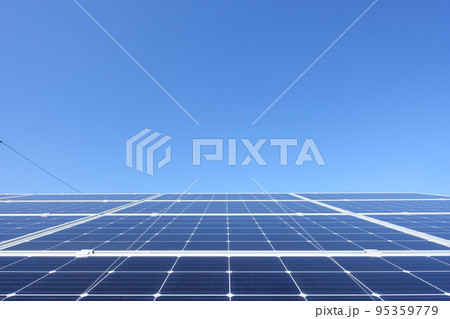 晴天の青空と太陽光パネル 95359779