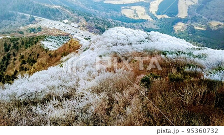 樹氷が綺麗な雲仙仁田峠から見た山 樹氷が綺麗な雲仙仁田峠から見た山 95360732