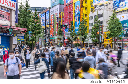 日本の東京都市景観 入国制限撤廃、外国人観光客も増加。賑わう秋葉原＝10月16日 95360946
