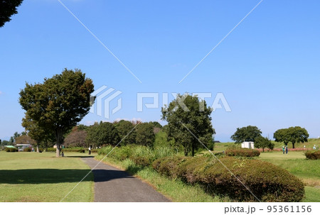 気持ち良い秋の日　道　鬼怒川　 95361156