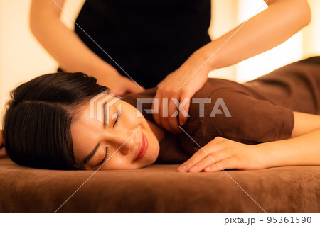 女性　整体　マッサージ　整骨院　指圧 95361590