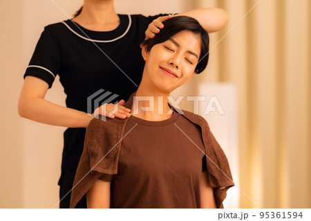 女性　整体　マッサージ　整骨院　指圧 95361594