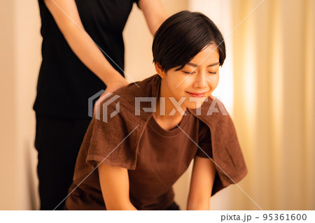 女性　整体　マッサージ　整骨院　指圧 95361600