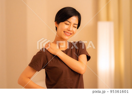 女性　整体　マッサージ　整骨院　指圧 95361601